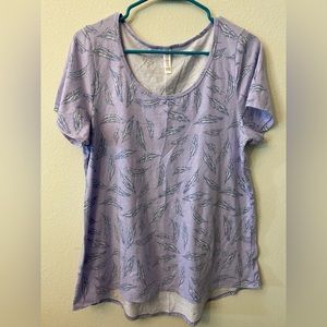 LuLaRoe perfect tee. Soft lavender with feather pattern. Size Large.